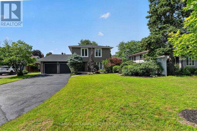 4 CLARET COURT  Ottawa, ON K1V 9C4