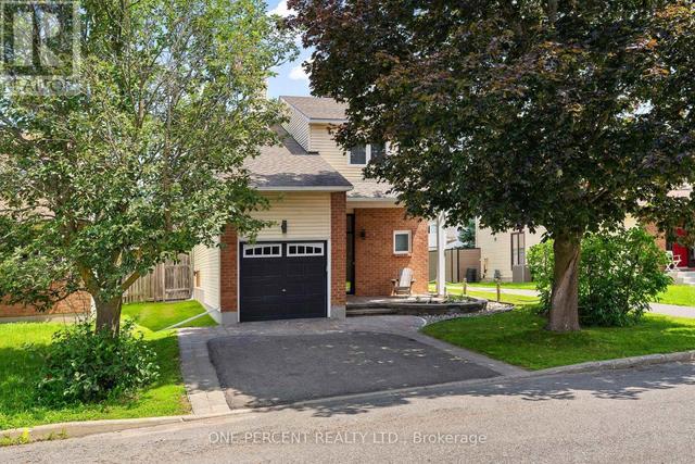 8 RASTILA CRESCENT  Ottawa, ON K1T 2C6