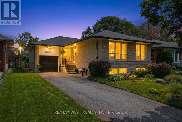 19 DECARIE CIRCLE Toronto, ON M9B 3H6