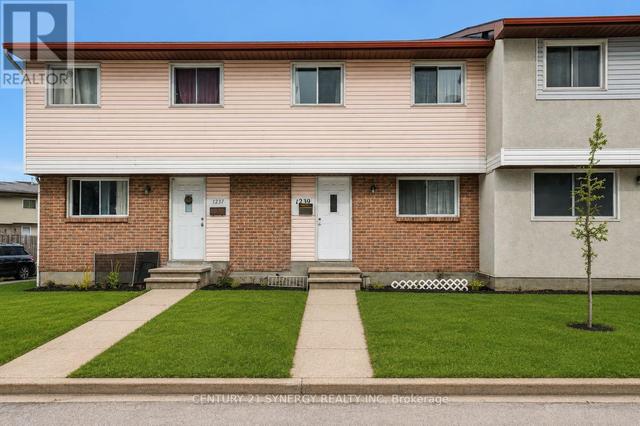 1239 BOWMOUNT STREET  Ottawa, ON K1J 8T4
