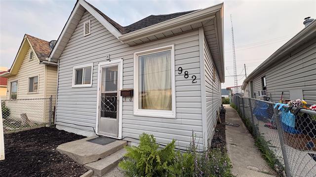 982 Alexander AVE  Winnipeg, MB R3E 1K2