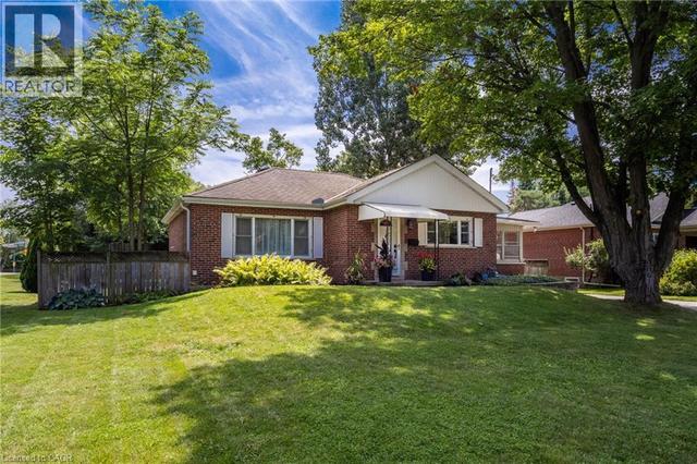 386 PATRICIA Drive  Burlington, ON L7T 1K2