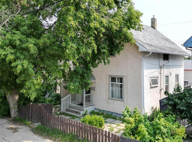 374 Des Meurons Street  Winnipeg, MB R2H 2N7