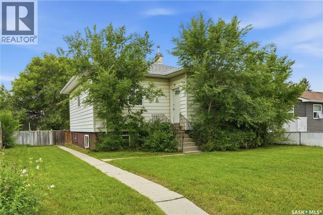 209 T AVENUE N  Saskatoon, SK S7L 3B1