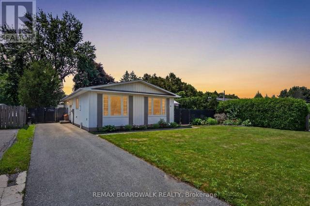 34 BINSCARTH CRESCENT  Ottawa, ON K2L 1S1