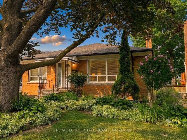 20 Lloyd Manor Road Toronto, ON M9B 5H6