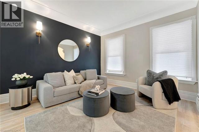 142 SANFORD Avenue N  Hamilton, ON L8L 5Z5