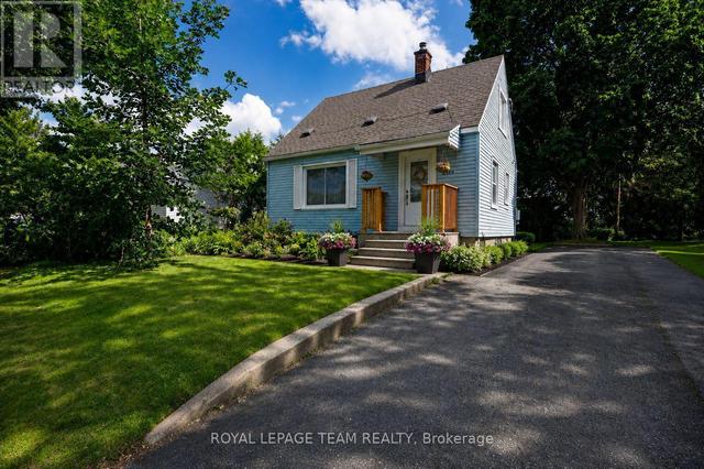 283 ANNA AVENUE  Ottawa, ON K1Z 7V5