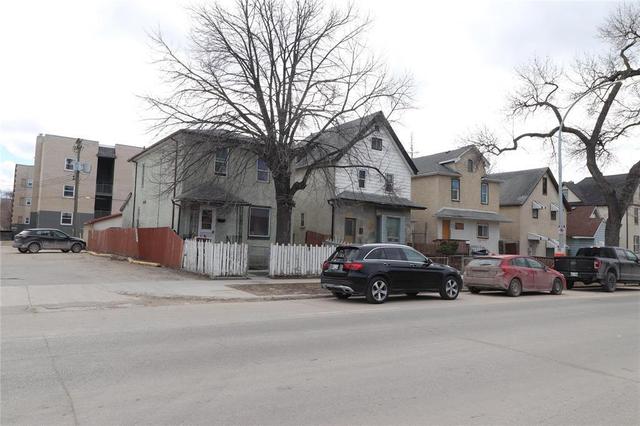 549 Maryland Street  Winnipeg, MB R3G 1M4