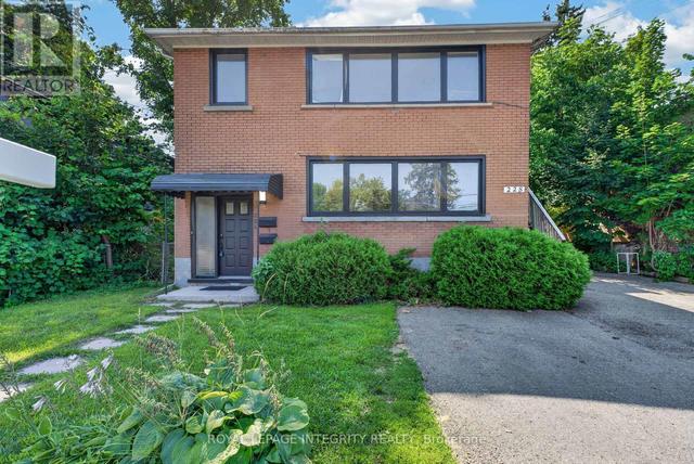 228 WOODROFFE AVENUE  Ottawa, ON K2A 3V4