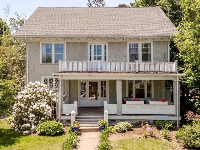 12 Linden Avenue  Wolfville, NS B4P 2A3