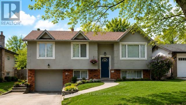699 CASTLEGUARD CRESCENT  Burlington, ON L7N 2W7