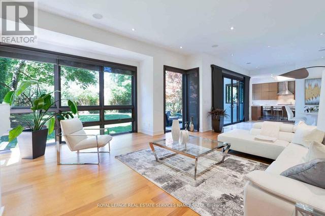 12 YORK ROAD Toronto, ON M2L 1H5