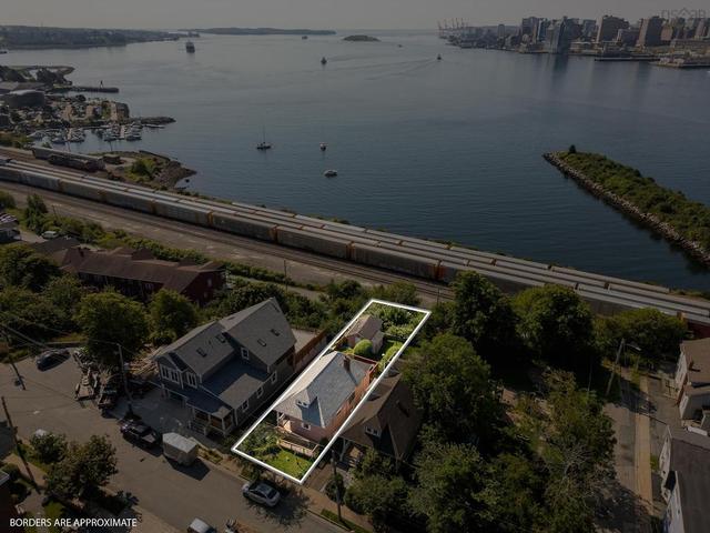 13 Fairbanks Street  Dartmouth, NS B3A 1B8