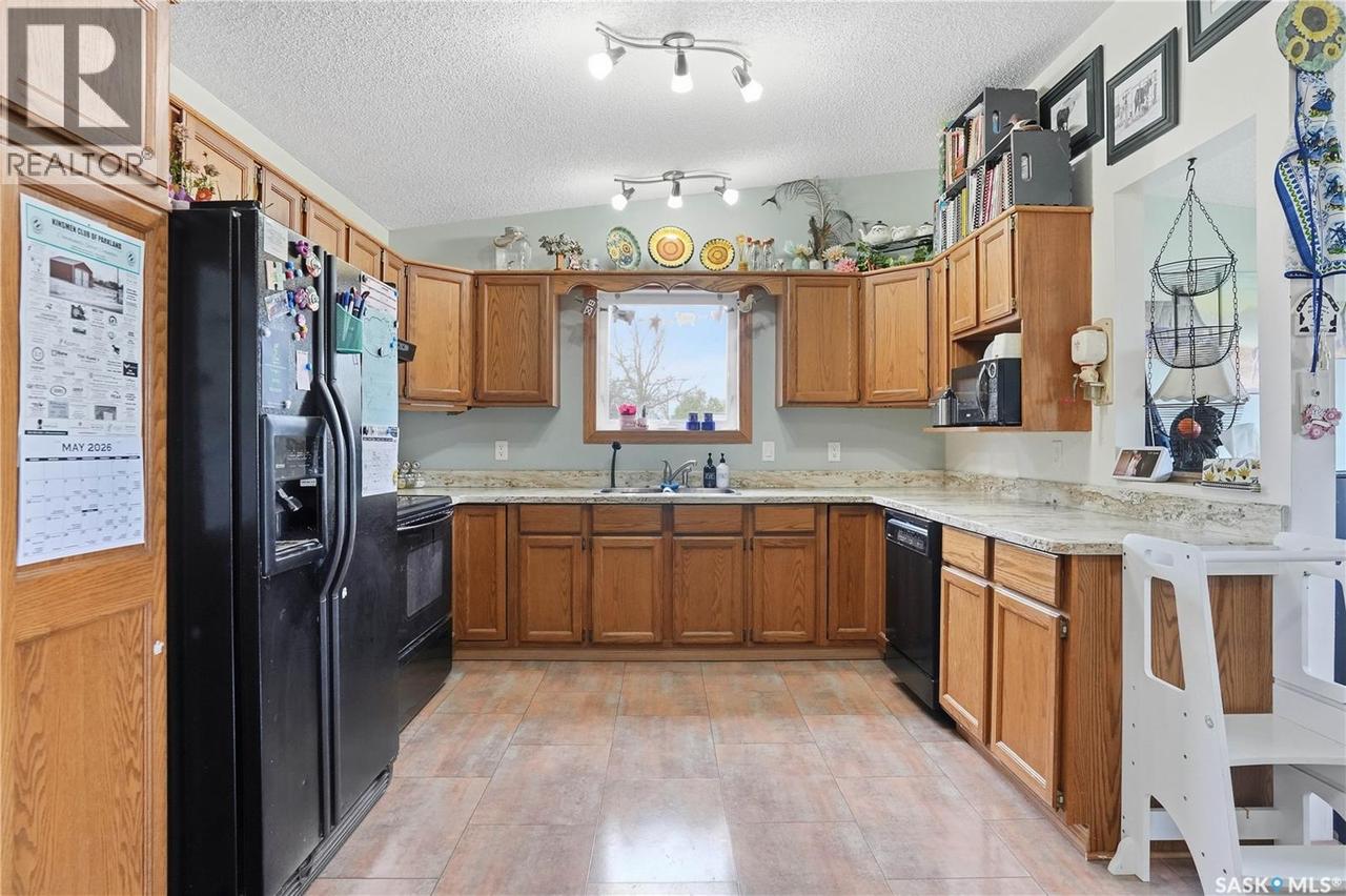 329 1St Avenue E, Mortlach, SK - Indoor Photo Showing Kitchen