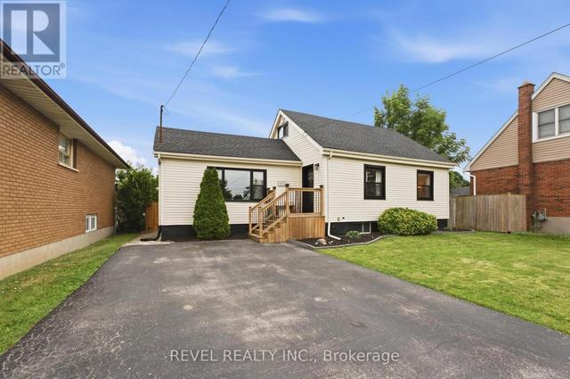 481 UPPER GAGE AVENUE  Hamilton, ON L8V 4J2