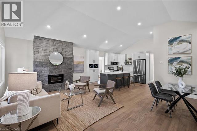 1041 SHEPHERD'S Drive  Burlington, ON L7T 3R4