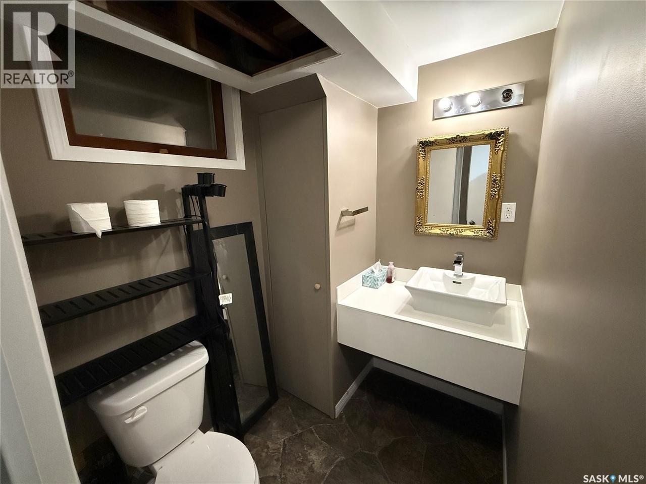 1141 Hartney Avenue, Weyburn, SK - Indoor Photo Showing Bathroom