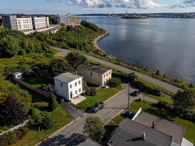 33 Cuisack Street  Dartmouth, NS B2Y 2L7