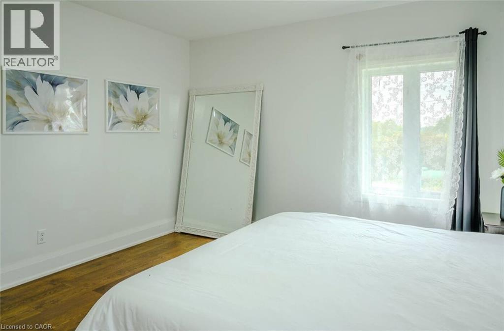 Hardwood-style flooring throughout - 107 6Th Line Line, Caledonia, ON - Indoor Photo Showing Bedroom