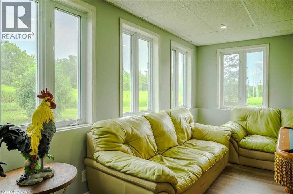 107 6Th Line Line, Caledonia, ON - Indoor Photo Showing Living Room