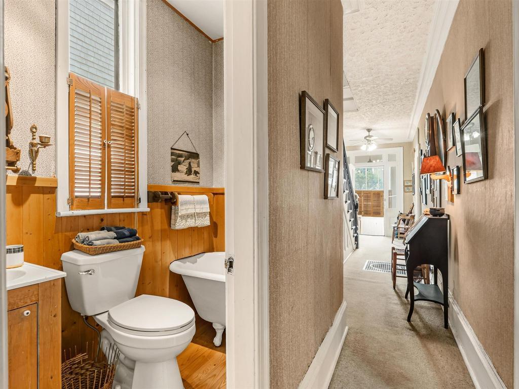 6079 Compton Avenue, Halifax, NS - Indoor Photo Showing Bathroom