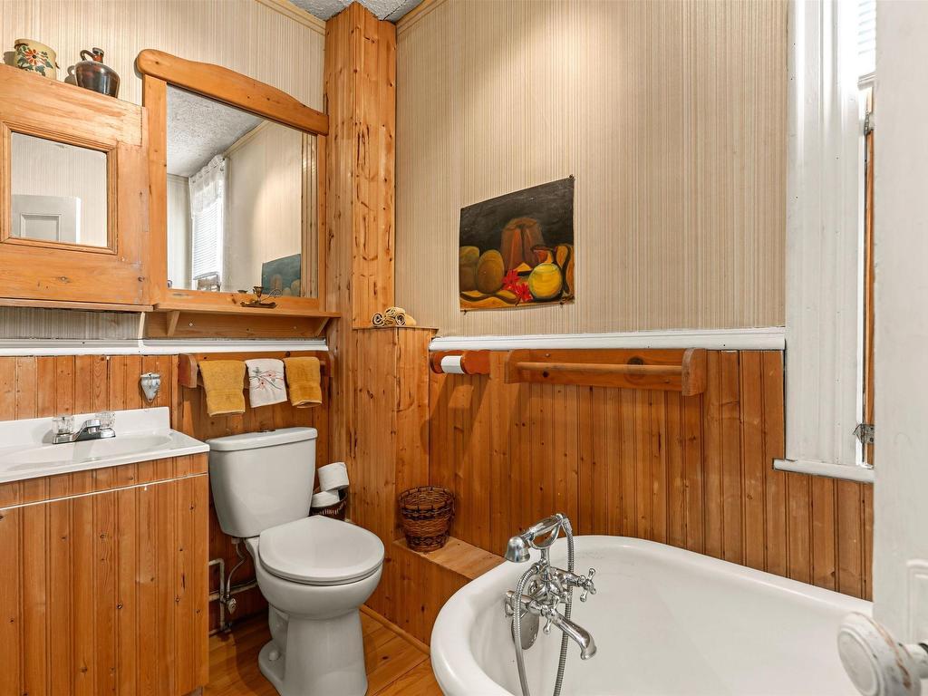 6079 Compton Avenue, Halifax, NS - Indoor Photo Showing Bathroom