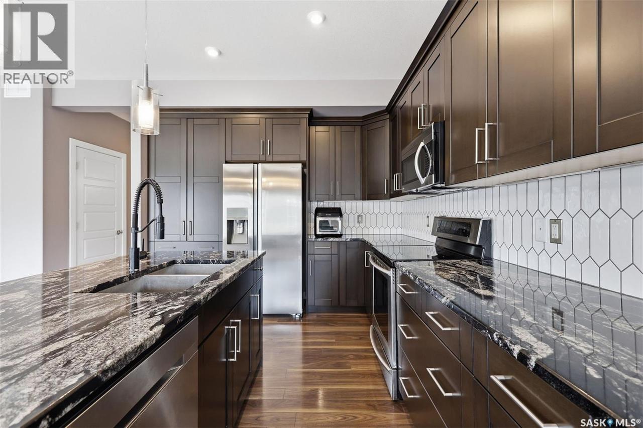 451 Veltkamp Crescent, Saskatoon, SK - Indoor Photo Showing Kitchen With Double Sink With Upgraded Kitchen