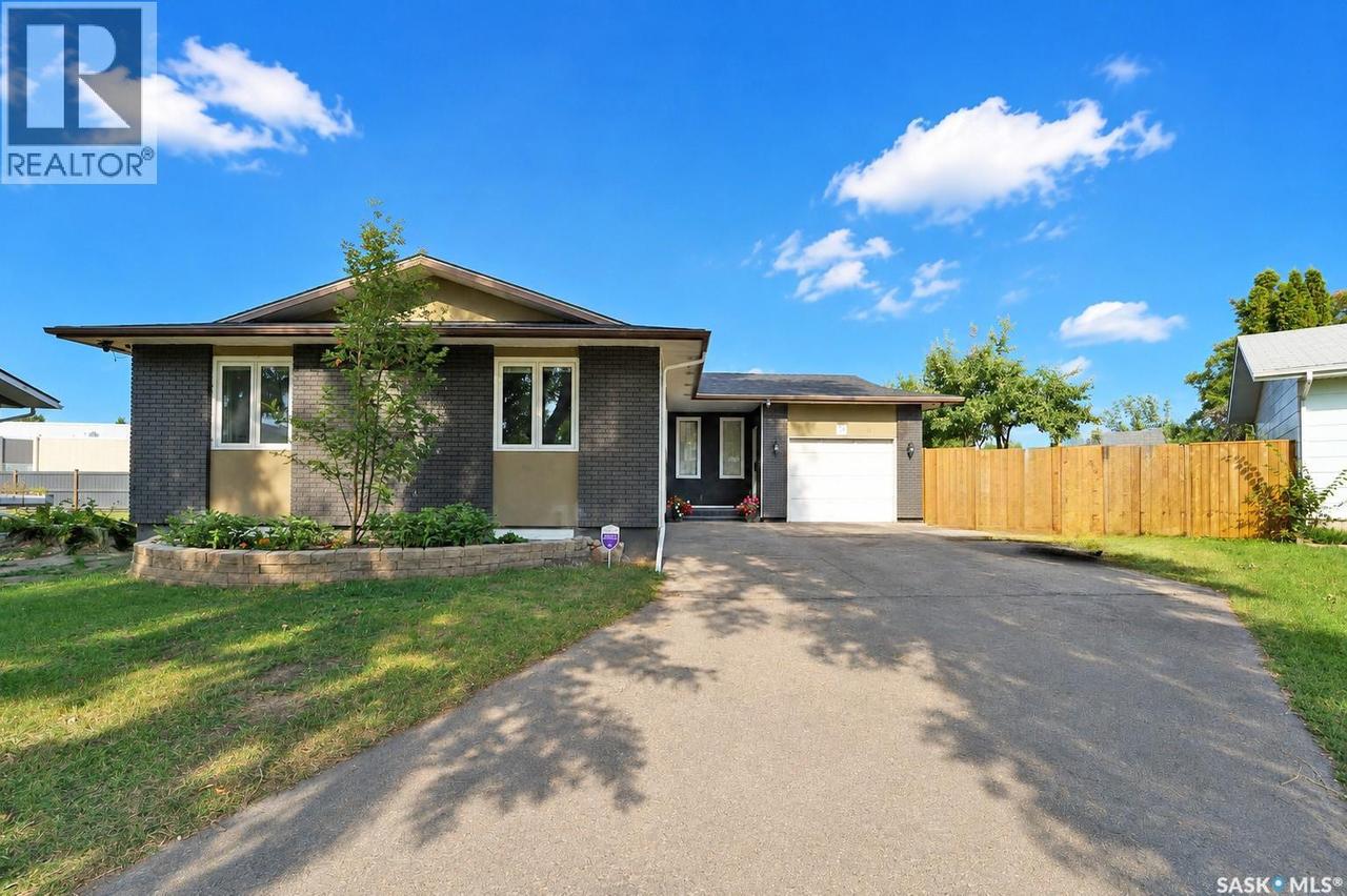 19 Barr Place, Saskatoon, SK - Outdoor With Facade
