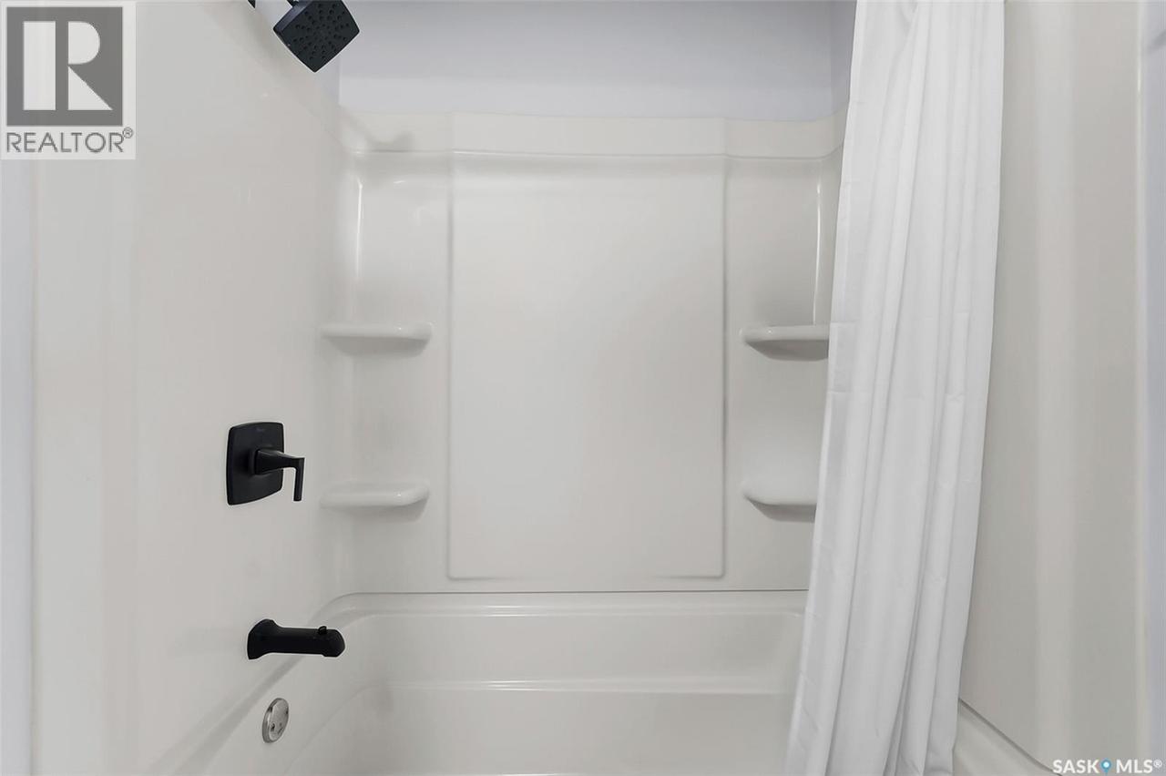 19 Barr Place, Saskatoon, SK - Indoor Photo Showing Bathroom