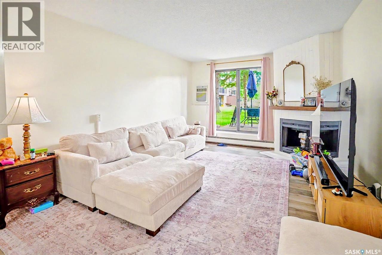108 802B Kingsmere Boulevard, Saskatoon, SK - Indoor Photo Showing Living Room With Fireplace