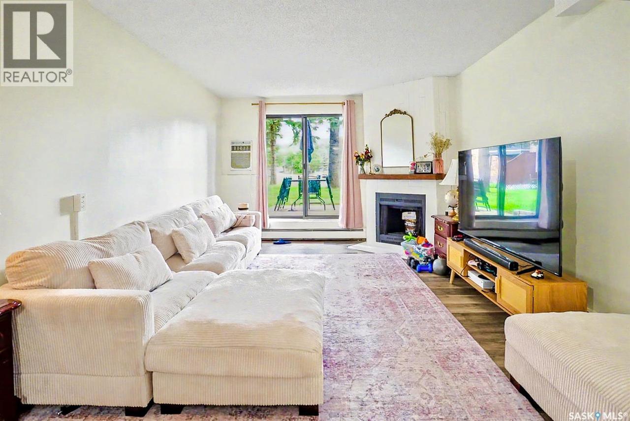 108 802B Kingsmere Boulevard, Saskatoon, SK - Indoor Photo Showing Living Room With Fireplace
