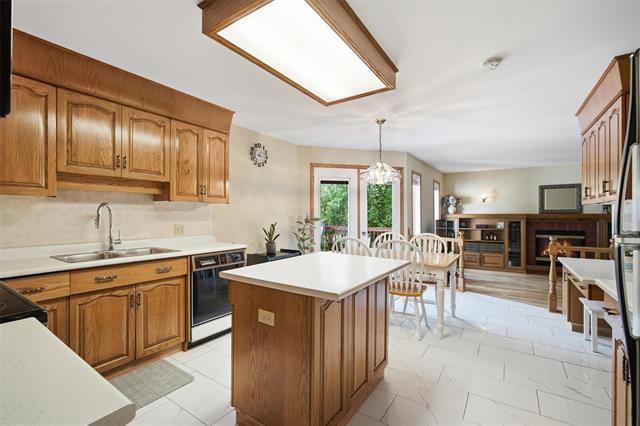 10 Mitchelson Way, Winnipeg, MB - Indoor Photo Showing Kitchen With Double Sink