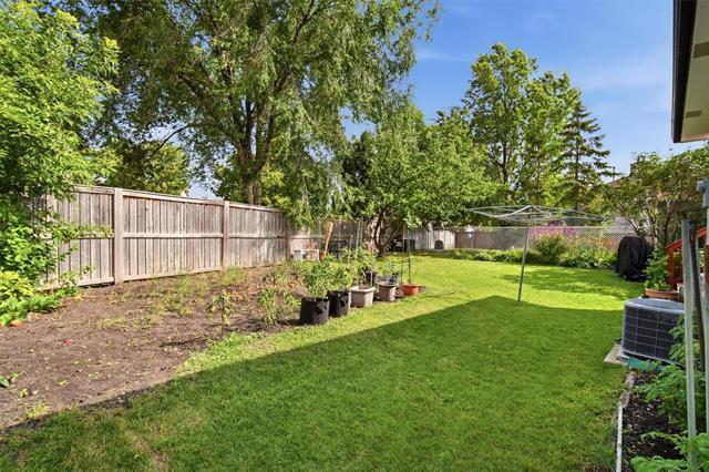 10 Mitchelson Way, Winnipeg, MB - Outdoor With Backyard