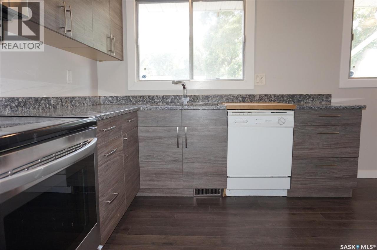 91 Plant Crescent, Regina, SK - Indoor Photo Showing Kitchen