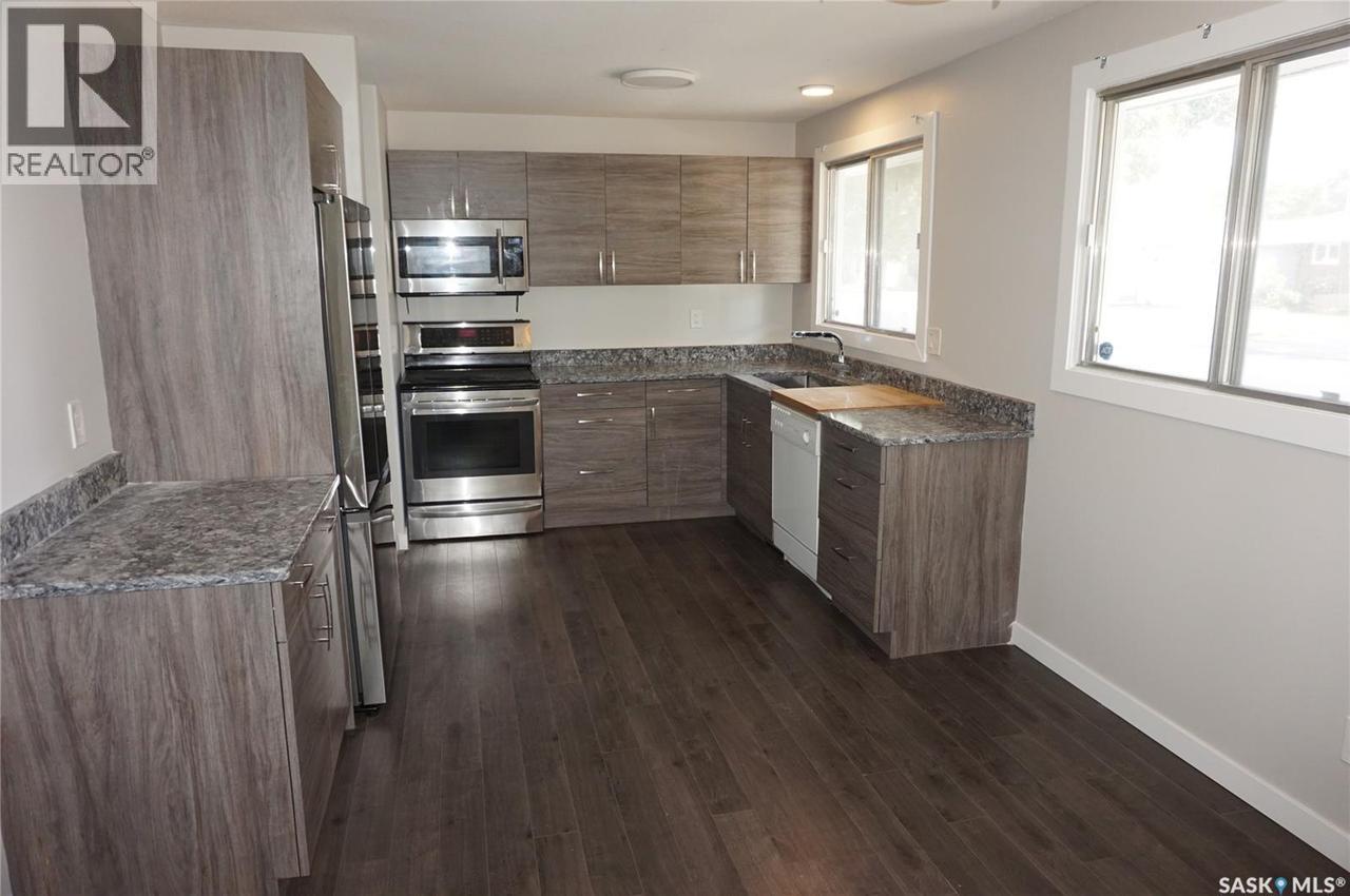 91 Plant Crescent, Regina, SK - Indoor Photo Showing Kitchen