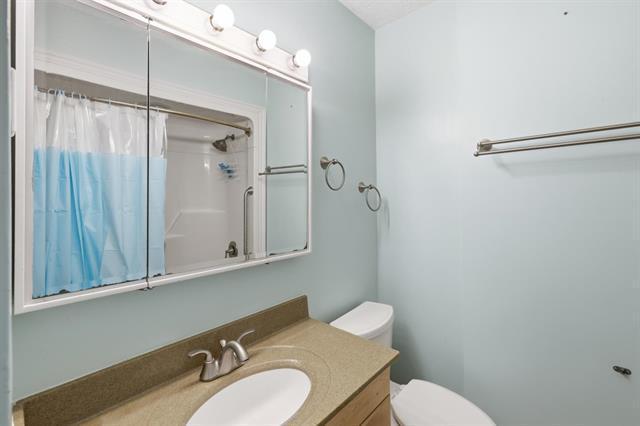 82 Linacre Rd, Winnipeg, MB - Indoor Photo Showing Bathroom