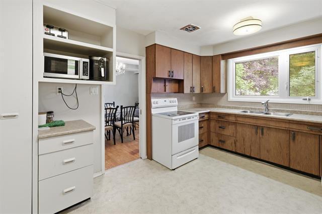 82 Linacre Rd, Winnipeg, MB - Indoor Photo Showing Kitchen With Double Sink