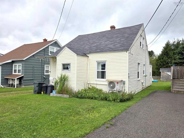 32 Poplar Street  Amherst, NS B4H 1L7