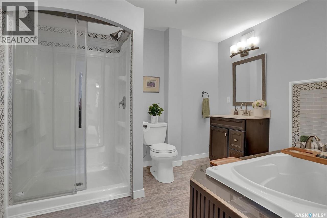 209 Douglas Avenue E, Regina, SK - Indoor Photo Showing Bathroom