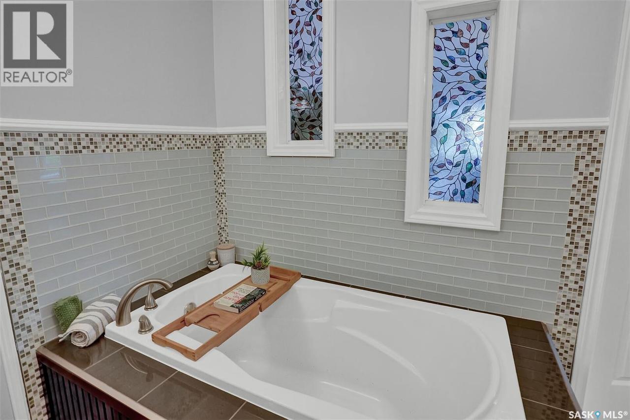 209 Douglas Avenue E, Regina, SK - Indoor Photo Showing Bathroom
