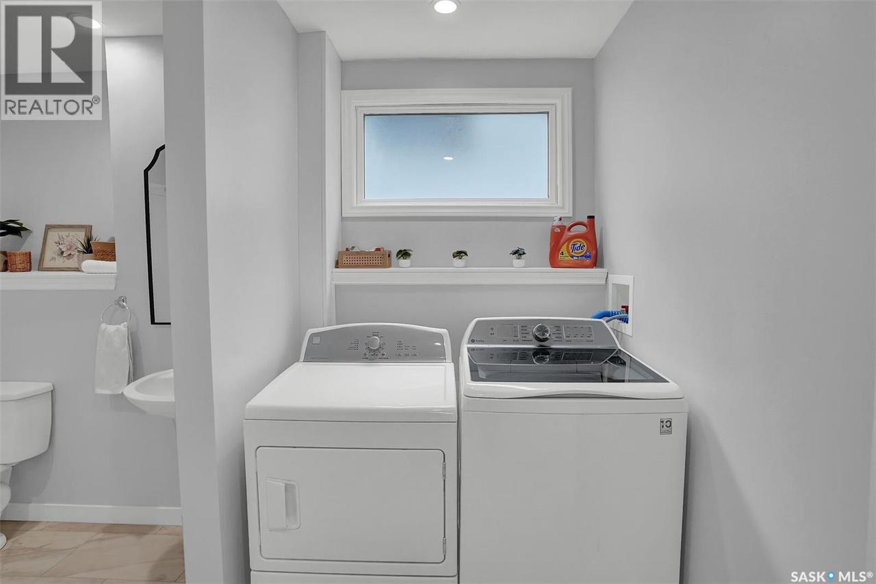 209 Douglas Avenue E, Regina, SK - Indoor Photo Showing Laundry Room