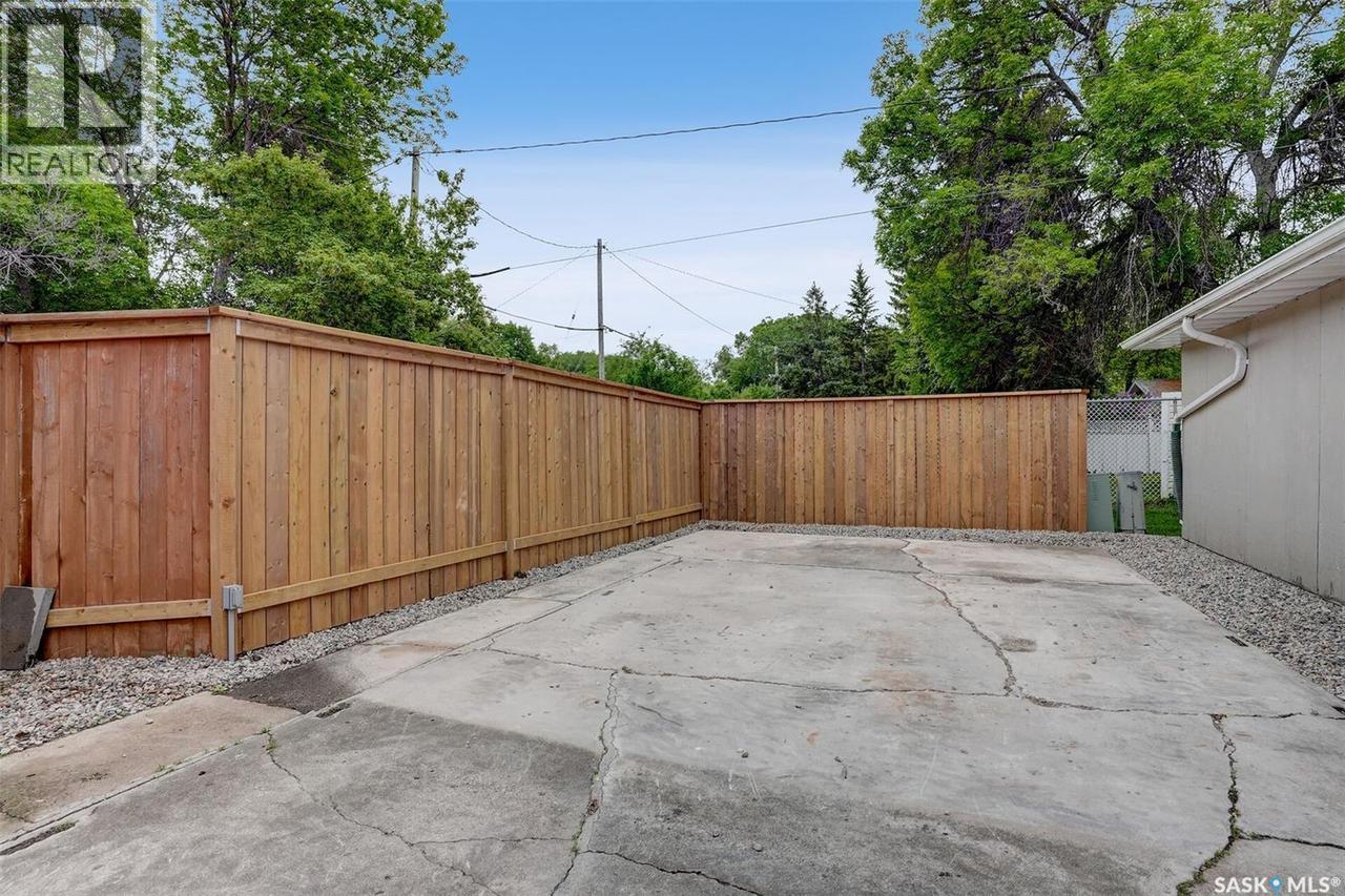 209 Douglas Avenue E, Regina, SK - Outdoor