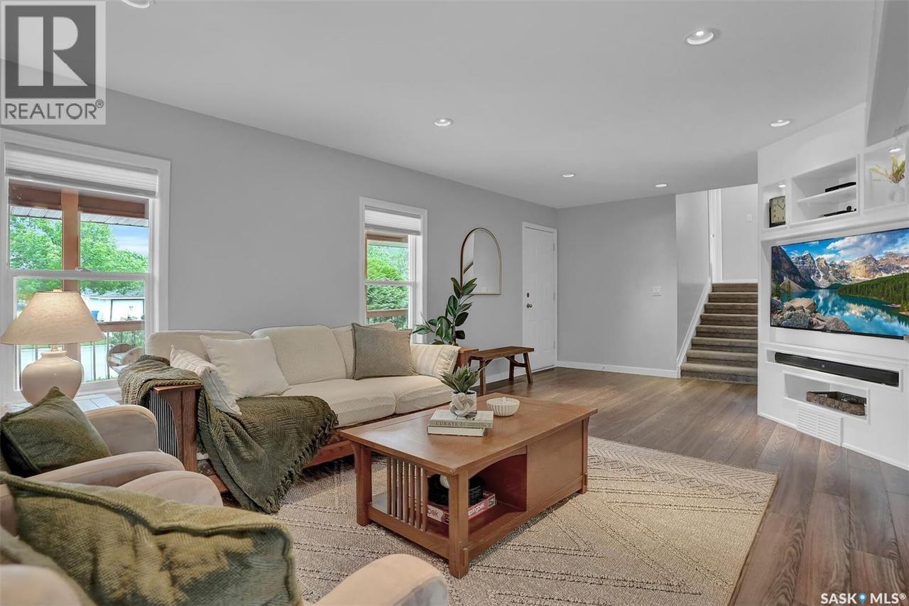 209 Douglas Avenue E, Regina, SK - Indoor Photo Showing Living Room
