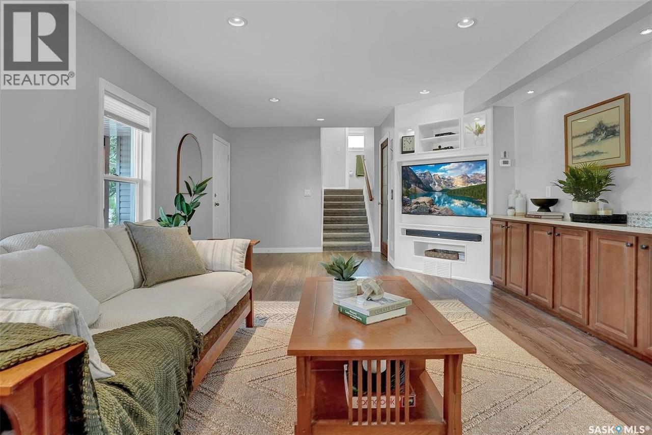 209 Douglas Avenue E, Regina, SK - Indoor Photo Showing Living Room