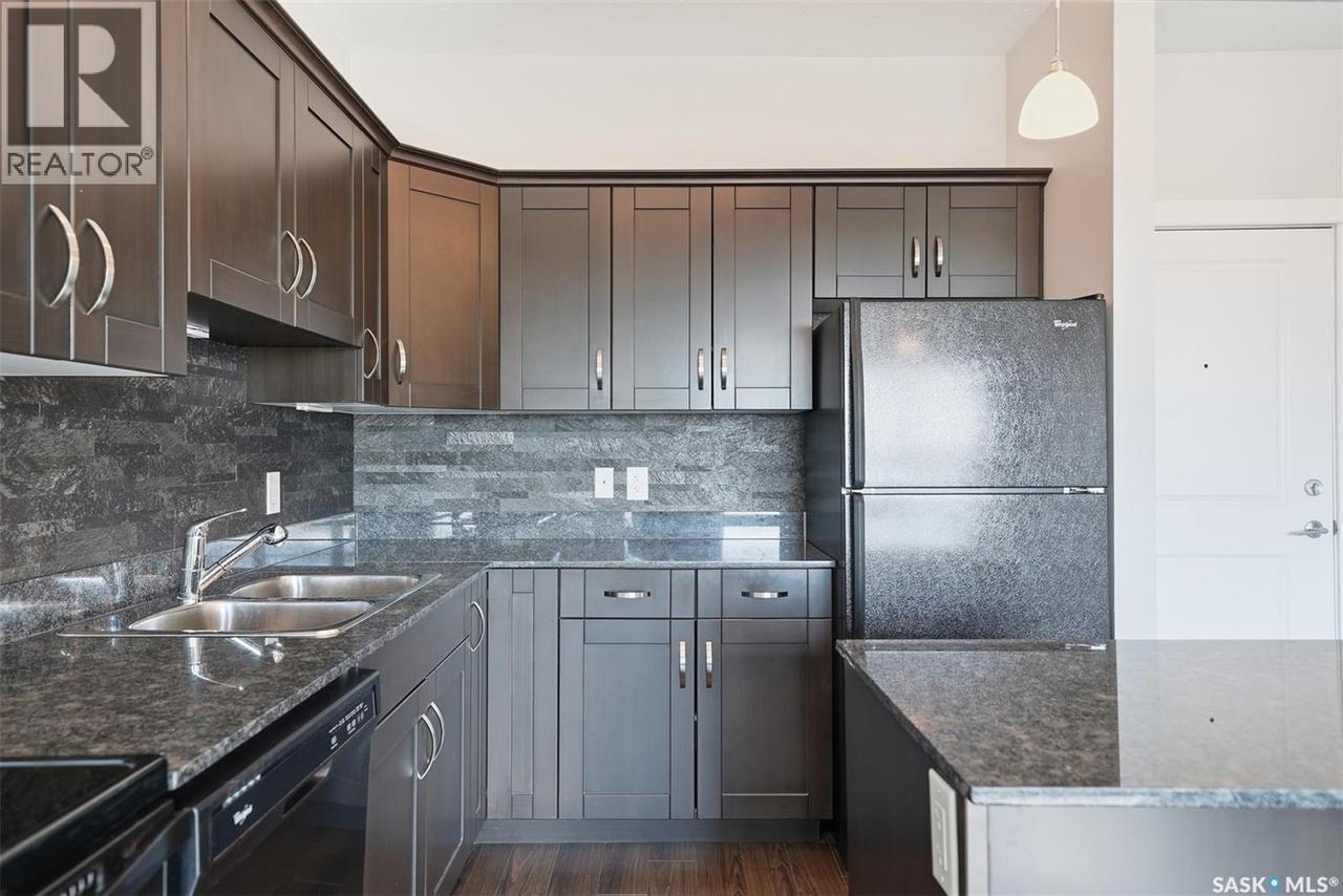 305 714 Hart Road, Saskatoon, SK - Indoor Photo Showing Kitchen With Double Sink