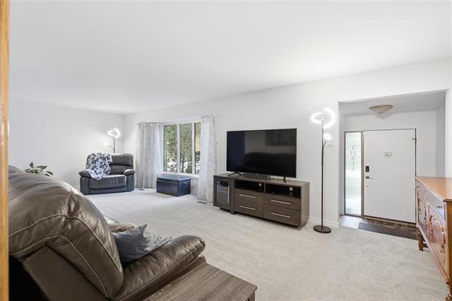 3 Attache Pl, Winnipeg, MB - Indoor Photo Showing Living Room