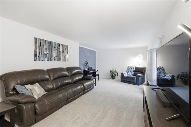 3 Attache Pl, Winnipeg, MB - Indoor Photo Showing Living Room