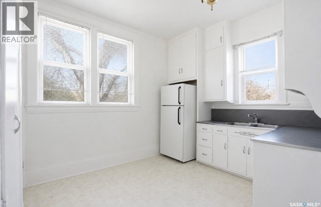 610 Albert Avenue, Saskatoon, SK - Indoor Photo Showing Kitchen With Double Sink