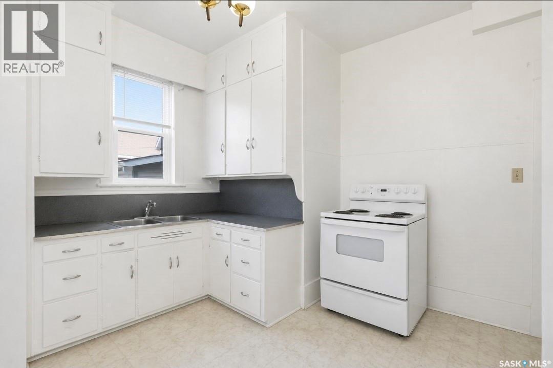 610 Albert Avenue, Saskatoon, SK - Indoor Photo Showing Kitchen With Double Sink